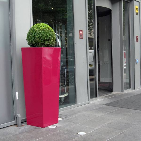 Exterior Landscaping using Cubis for the entrance of The Crowne Plaza London Docklands Hotel